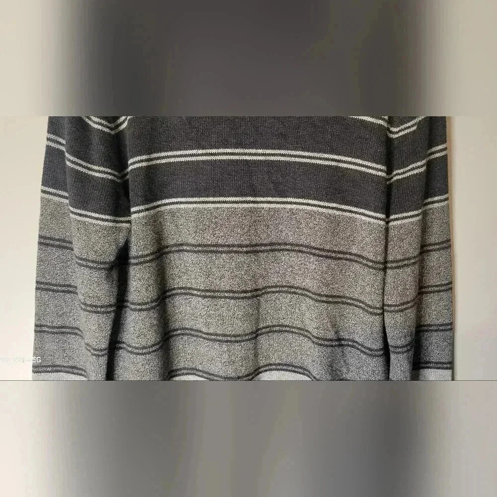 Levi's Standard fit striped sweater, crew neck, Gray, men's size medium - Picture 3 of 9